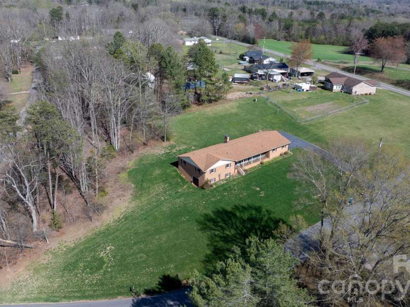 5515 Chestnut Drive, Hickory, NC 28602.  MLS# CAR4359221, YatesRealty ID 7691. 