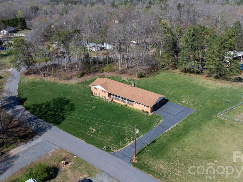 5515 Chestnut Drive, Hickory, NC 28602.  MLS# CAR4359221, YatesRealty ID 7691. 