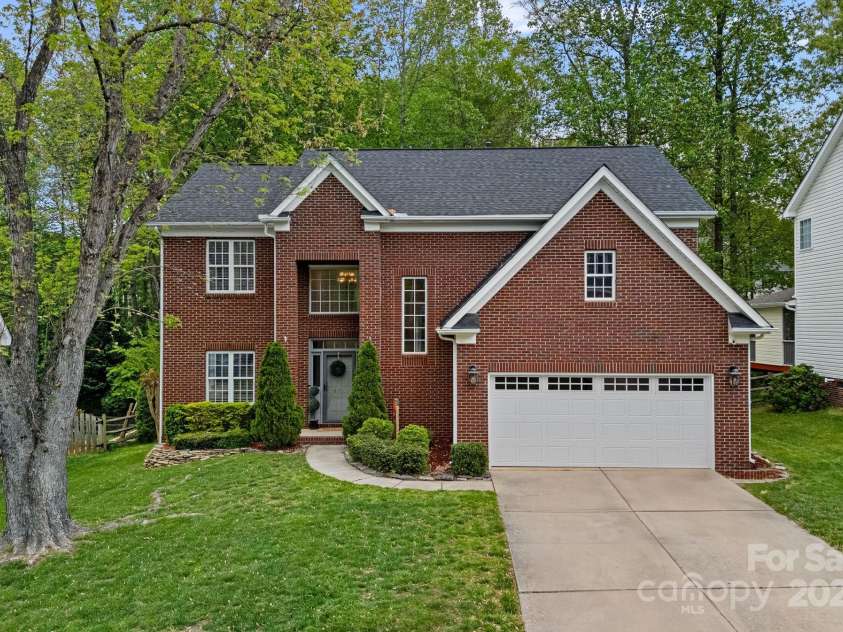 8600 Glade Court, Huntersville, NC 28078.  MLS# CAR4246992, YatesRealty ID 7694. Spacious 4+ car driveway, mature trees, brick front!