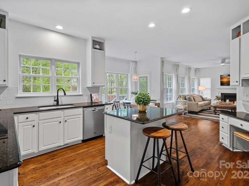 8600 Glade Court, Huntersville, NC 28078.  MLS# CAR4246992, YatesRealty ID 7694. The large windows over the sink allow you to enjoy the outdoors while prepping!