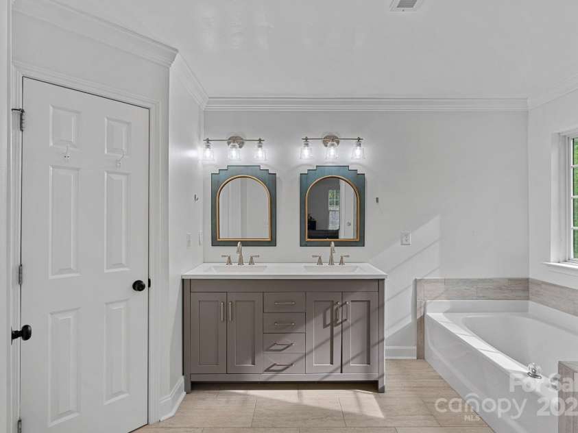 8600 Glade Court, Huntersville, NC 28078.  MLS# CAR4246992, YatesRealty ID 7694. Updated primary spa-like bath with soaking tub, walk-in tile shower, newer vanity and tile flooring.