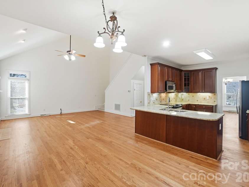 8044 Hawk Crest Court, Charlotte, NC 28270.  MLS# CAR4267919, YatesRealty ID 7700. Eat in breakfast area