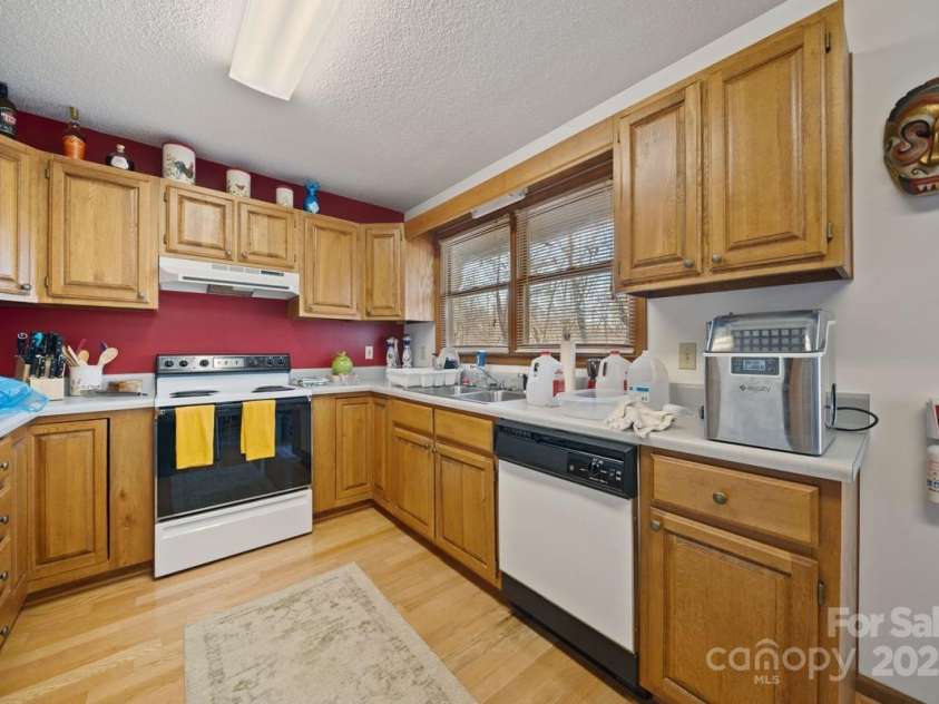 81 Hogback Mountain Court, Sapphire, NC 28774.  MLS# CAR4238818, YatesRealty ID 7700. 