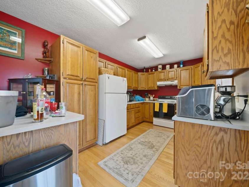 81 Hogback Mountain Court, Sapphire, NC 28774.  MLS# CAR4238818, YatesRealty ID 7700. 