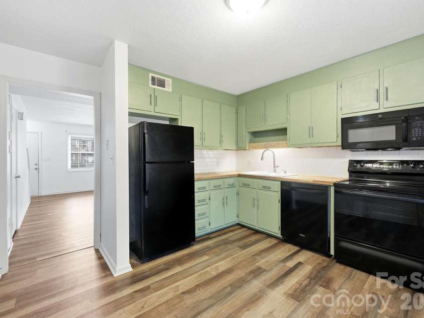 1300 Larchmont Place, Salisbury, NC 28144.  MLS# CAR4404056, YatesRealty ID 7704. 