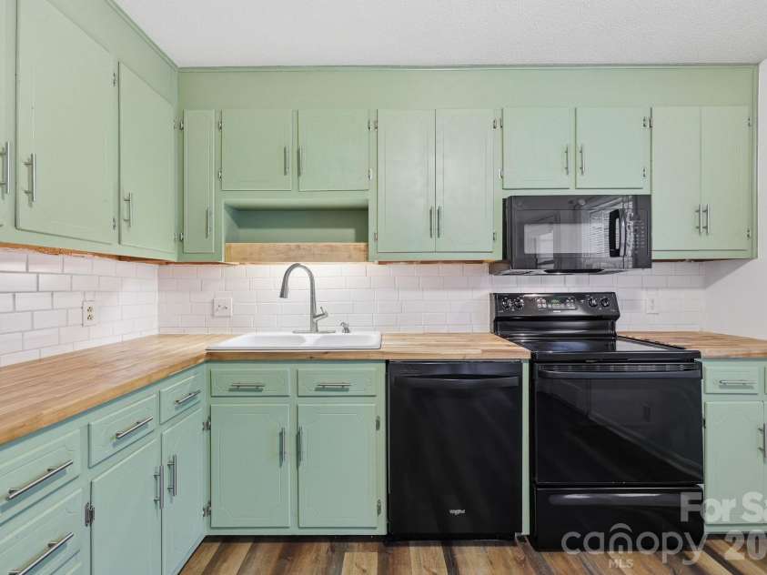 1300 Larchmont Place, Salisbury, NC 28144.  MLS# CAR4404056, YatesRealty ID 7704. 