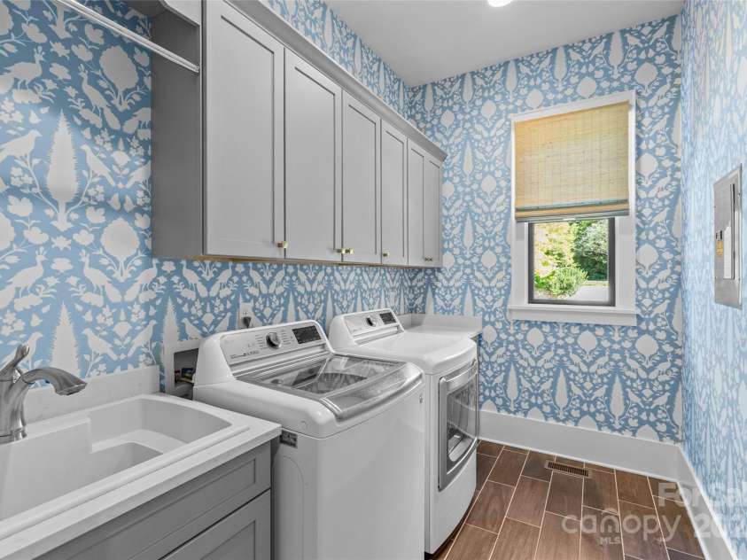 2316 Westminster Place, Charlotte, NC 28207.  MLS# CAR4248476, YatesRealty ID 7706. 