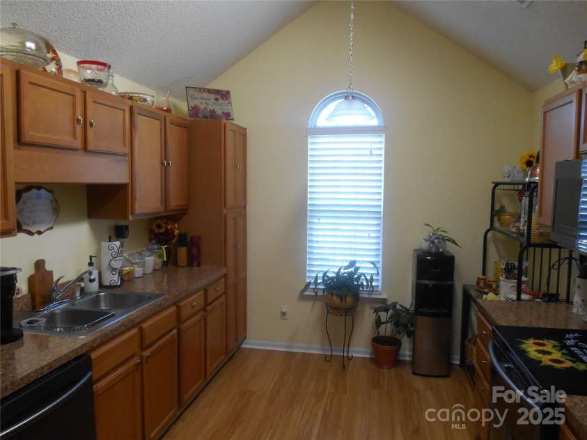 158 Margaret Turner Road, Charlotte, NC 28216.  MLS# CAR4243785, YatesRealty ID 7710. Kitchen with vaulted ceiling and palladium window and plenty of natural lighting.