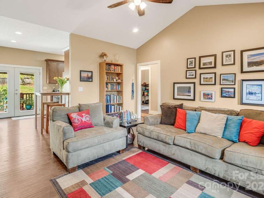 19 Barclay Drive, Candler, NC 28715.  MLS# CAR4242020, YatesRealty ID 7712. 