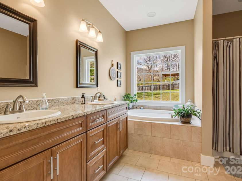 19 Barclay Drive, Candler, NC 28715.  MLS# CAR4242020, YatesRealty ID 7712. 
