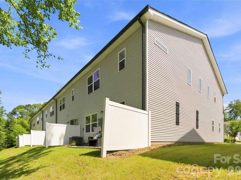 5320 Somerset Hill Lane, Charlotte, NC 28269.  MLS# CAR4413784, YatesRealty ID 7713. 