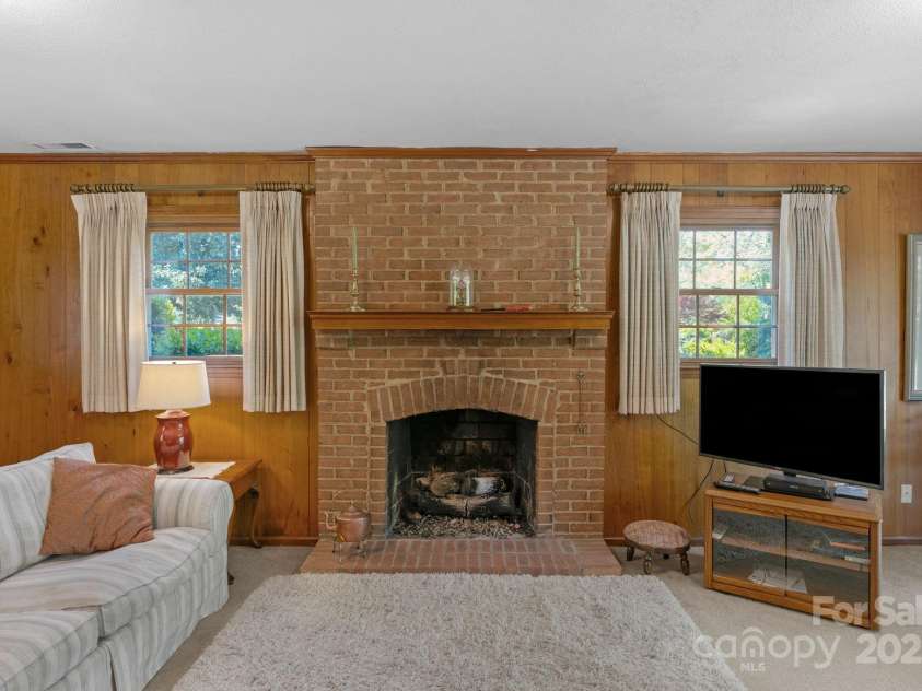 2815 Burnt Mill Road, Charlotte, NC 28210.  MLS# CAR4247538, YatesRealty ID 7714. GAs Fireplace