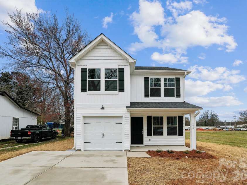 520 Bond Street, Statesville, NC 28677.  MLS# CAR4347335, YatesRealty ID 7717. 