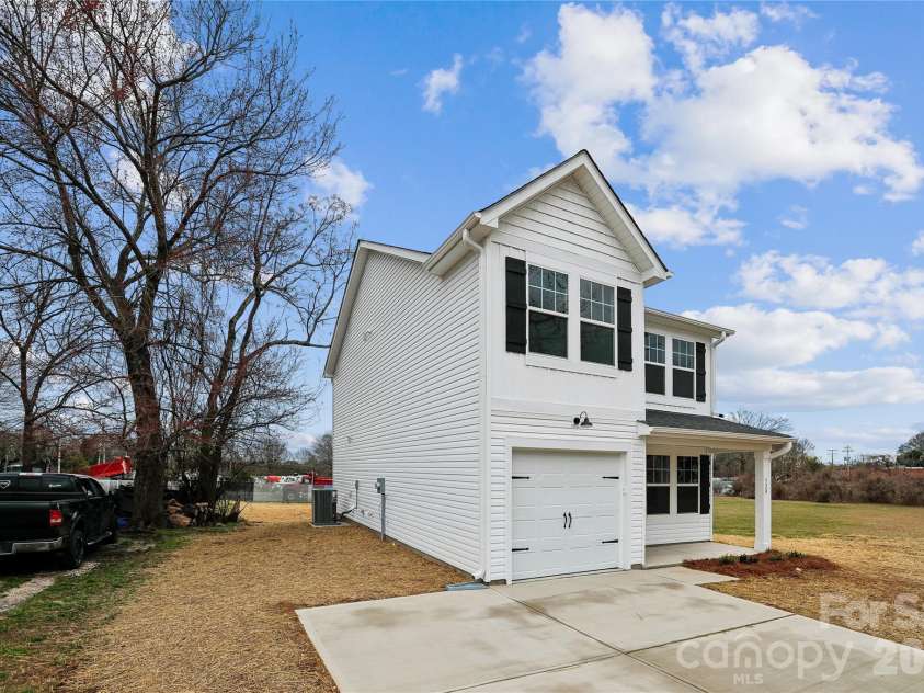 520 Bond Street, Statesville, NC 28677.  MLS# CAR4347335, YatesRealty ID 7717. 