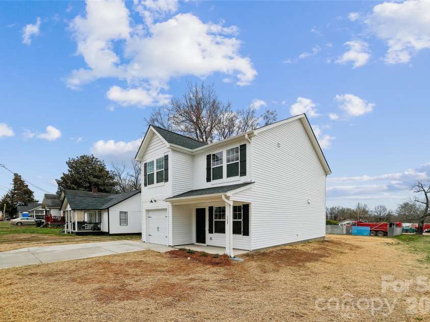 520 Bond Street, Statesville, NC 28677.  MLS# CAR4347335, YatesRealty ID 7717. 