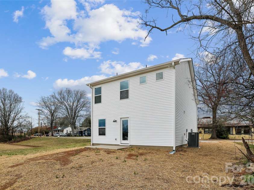 520 Bond Street, Statesville, NC 28677.  MLS# CAR4347335, YatesRealty ID 7717. 