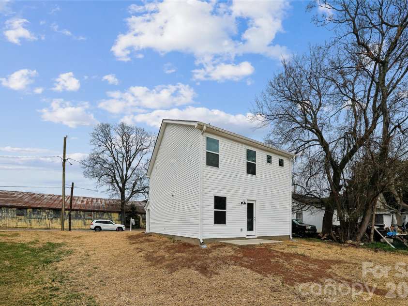 520 Bond Street, Statesville, NC 28677.  MLS# CAR4347335, YatesRealty ID 7717. 