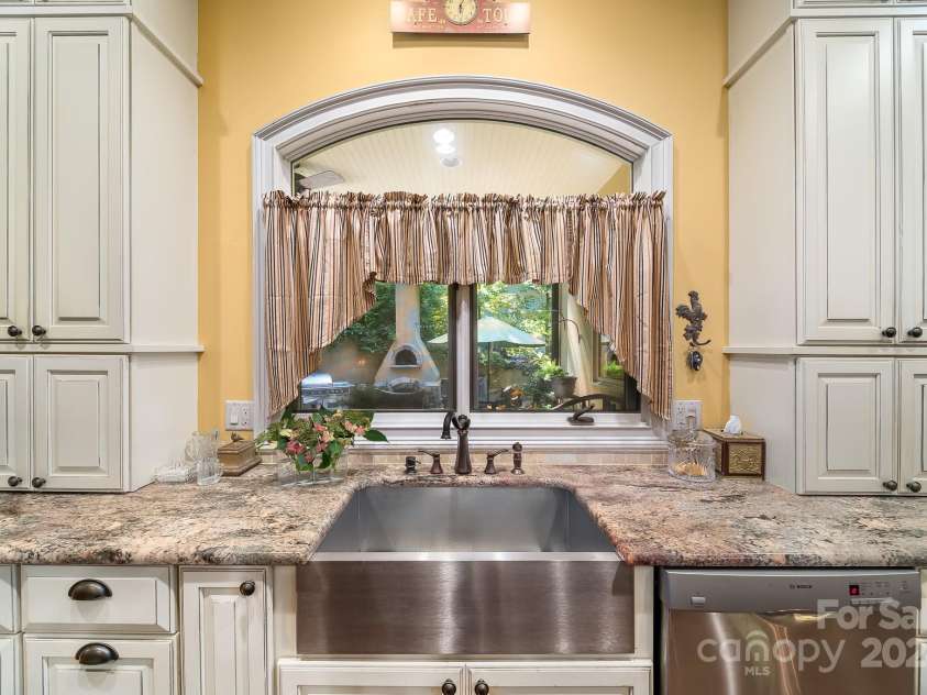 598 Old Toll Road, Asheville, NC 28804.  MLS# CAR4127377, YatesRealty ID 772. Gourmet Kitchen
