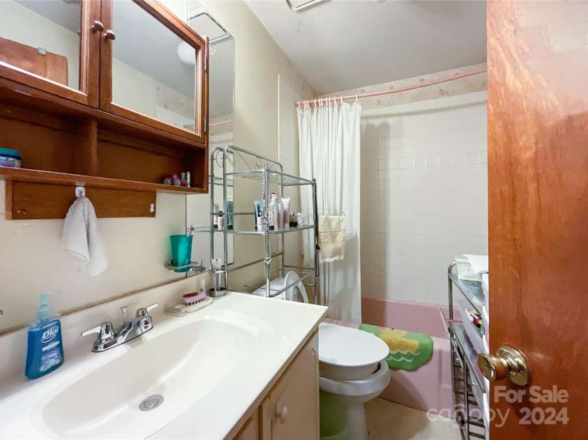 412 18th Street, Charlotte, NC 28206.  MLS# CAR4183498, YatesRealty ID 7724. Bathroom