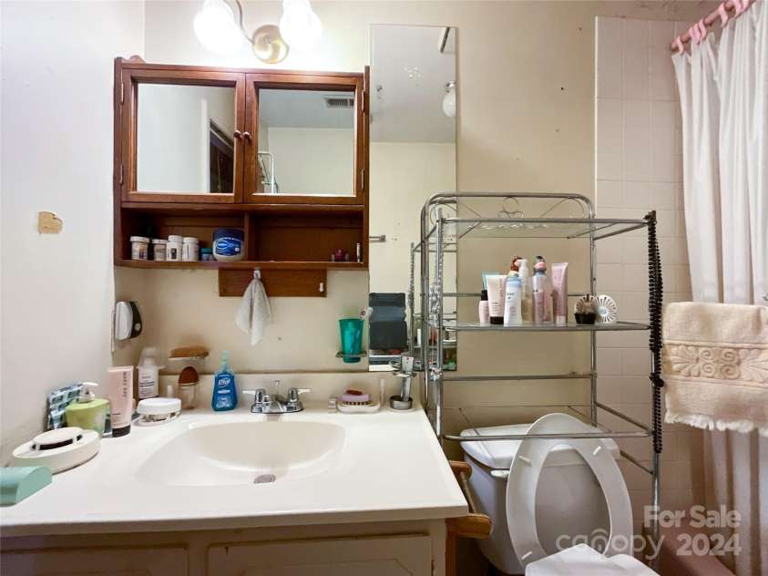 412 18th Street, Charlotte, NC 28206.  MLS# CAR4183498, YatesRealty ID 7724. Bathroom