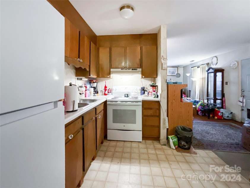 412 18th Street, Charlotte, NC 28206.  MLS# CAR4183498, YatesRealty ID 7724. Kitchen