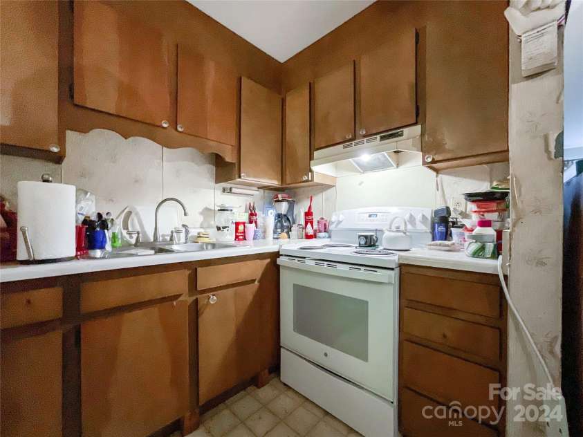 412 18th Street, Charlotte, NC 28206.  MLS# CAR4183498, YatesRealty ID 7724. Kitchen