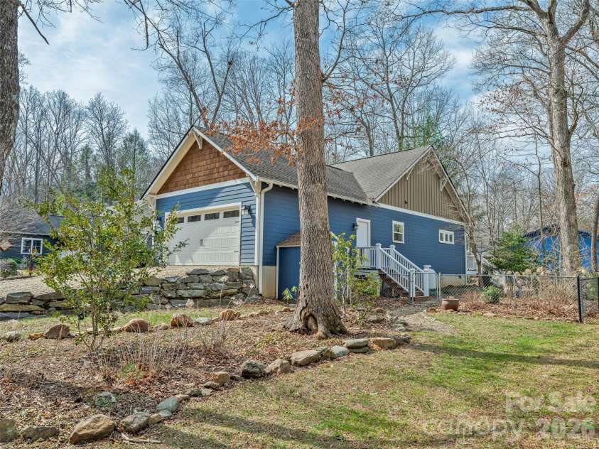 25 Woodbend Lane, Black Mountain, NC 28711.  MLS# CAR4355596, YatesRealty ID 7725. 