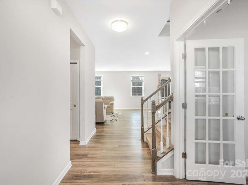 7535 Meridale Forest Drive, Charlotte, NC 28269.  MLS# CAR4221916, YatesRealty ID 7726. Foyer entry