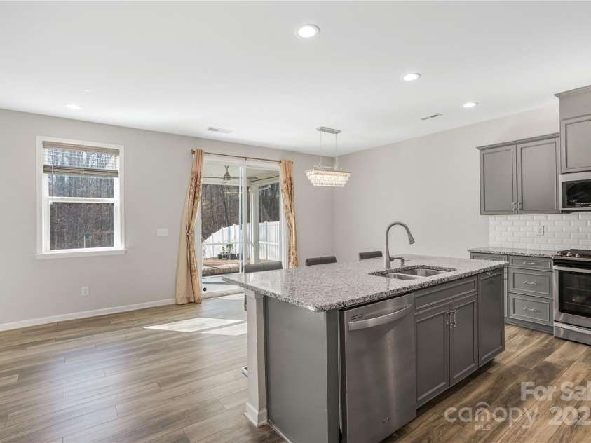 7535 Meridale Forest Drive, Charlotte, NC 28269.  MLS# CAR4221916, YatesRealty ID 7726. Kitchen and dining area