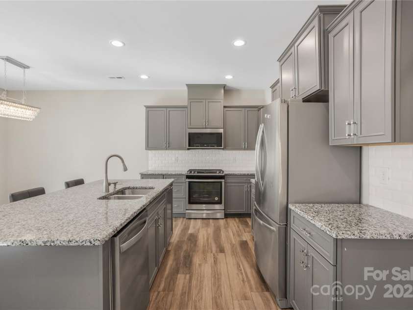 7535 Meridale Forest Drive, Charlotte, NC 28269.  MLS# CAR4221916, YatesRealty ID 7726. Open concept Kitchen