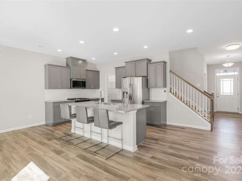 7535 Meridale Forest Drive, Charlotte, NC 28269.  MLS# CAR4221916, YatesRealty ID 7726. Open floorplan