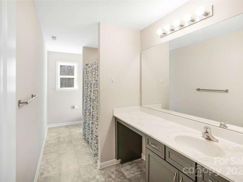 7535 Meridale Forest Drive, Charlotte, NC 28269.  MLS# CAR4221916, YatesRealty ID 7726. Upper level full bathroom