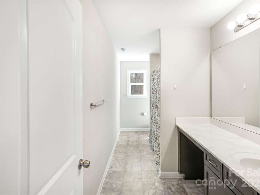 7535 Meridale Forest Drive, Charlotte, NC 28269.  MLS# CAR4221916, YatesRealty ID 7726. Upper level full bathroom