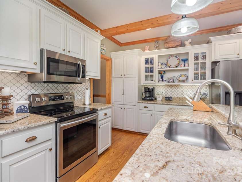 5047 Victory Trail, Gastonia, NC 28056.  MLS# CAR4248790, YatesRealty ID 7728. Kitchen