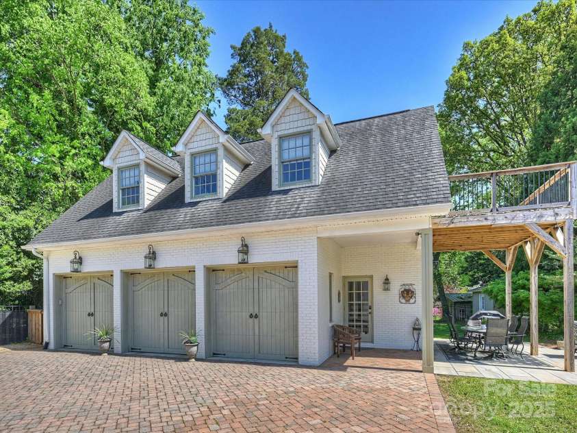 517 Wingrave Drive, Charlotte, NC 28270.  MLS# CAR4246613, YatesRealty ID 7736. 3 Car Garage with Guest Suite above
