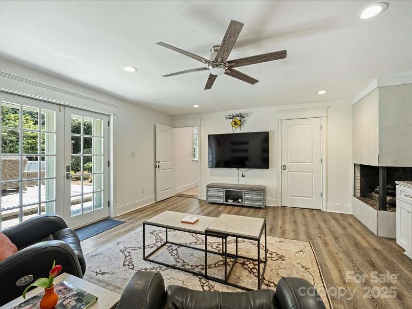 517 Wingrave Drive, Charlotte, NC 28270.  MLS# CAR4246613, YatesRealty ID 7736. Family Room