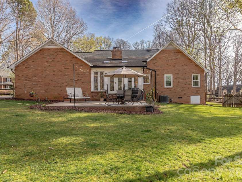 2735 Bent Oak Drive, Matthews, NC 28104.  MLS# CAR4360867, YatesRealty ID 7737. 