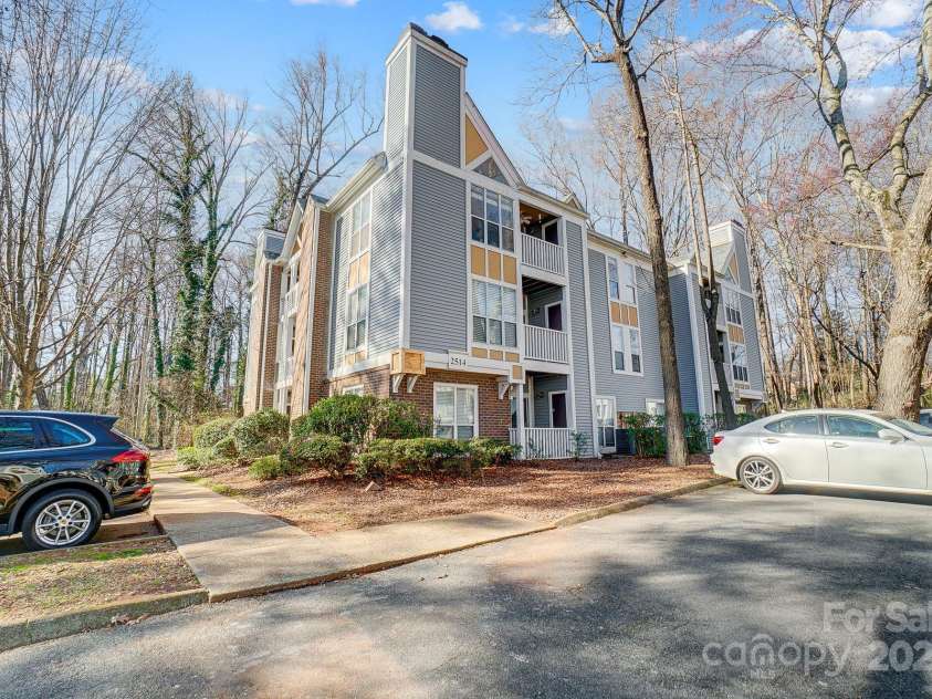 2514 Cranbrook Lane, Charlotte, NC 28207.  MLS# CAR4201967, YatesRealty ID 7738. 