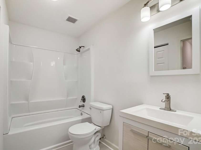 2514 Cranbrook Lane, Charlotte, NC 28207.  MLS# CAR4201967, YatesRealty ID 7738. 