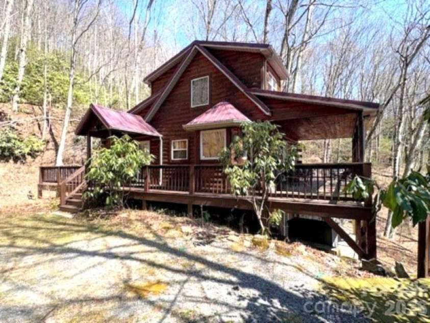 399 Bent Tree Road, Maggie Valley, NC 28751.  MLS# CAR4359236, YatesRealty ID 7738. Approach side of home