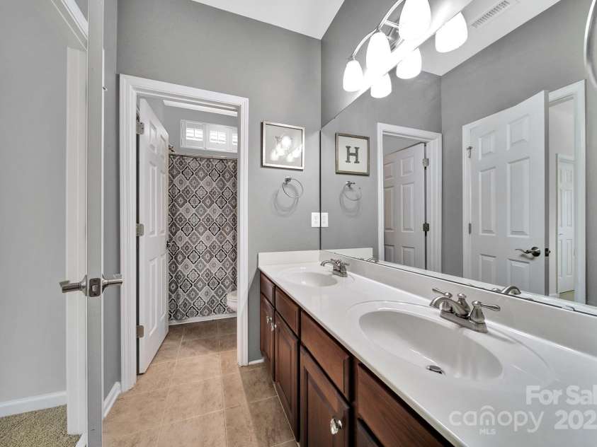 314 Wave Crest Drive, Tega Cay, SC 29708.  MLS# CAR4245002, YatesRealty ID 7739. 2nd Floor Full Bathroom