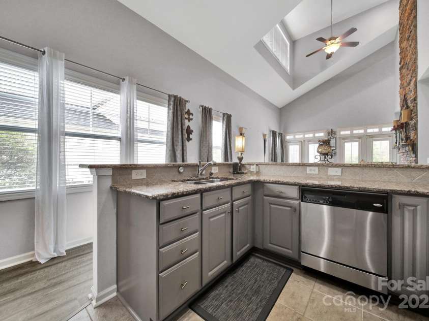 314 Wave Crest Drive, Tega Cay, SC 29708.  MLS# CAR4245002, YatesRealty ID 7739. Kitchen