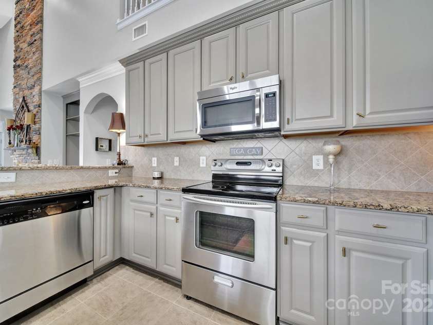314 Wave Crest Drive, Tega Cay, SC 29708.  MLS# CAR4245002, YatesRealty ID 7739. Stainless Steel Appliances in Kitchen