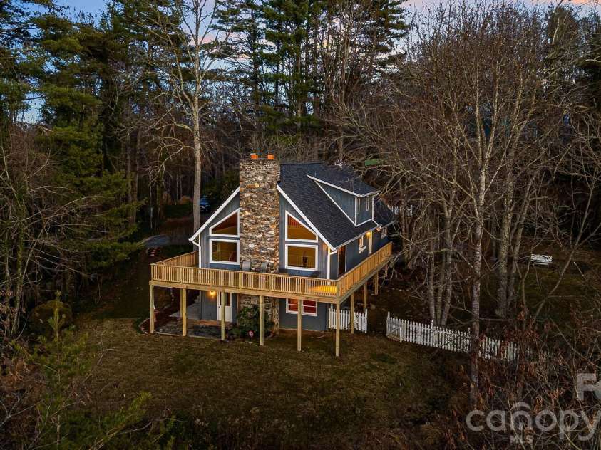 15 Crest Circle Drive, Weaverville, NC 28787.  MLS# CAR4326373, YatesRealty ID 7740. 