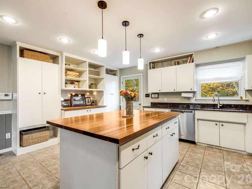 15 Crest Circle Drive, Weaverville, NC 28787.  MLS# CAR4326373, YatesRealty ID 7740. Kitchen