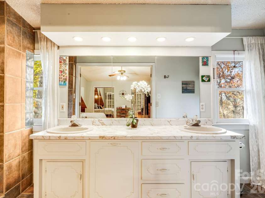 15 Crest Circle Drive, Weaverville, NC 28787.  MLS# CAR4326373, YatesRealty ID 7740. Primary Bathroom