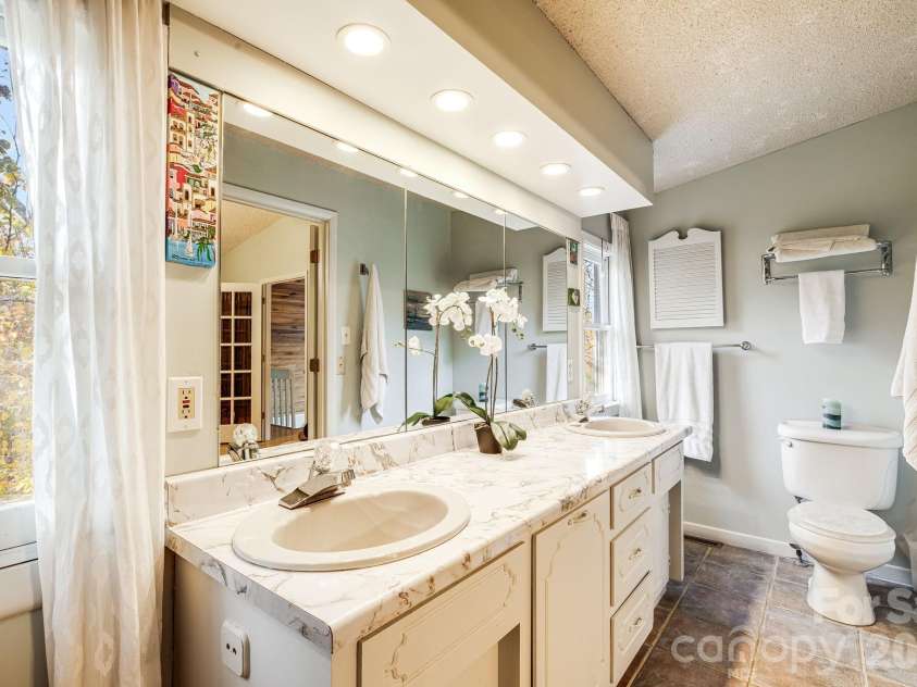15 Crest Circle Drive, Weaverville, NC 28787.  MLS# CAR4326373, YatesRealty ID 7740. Primary Bathroom