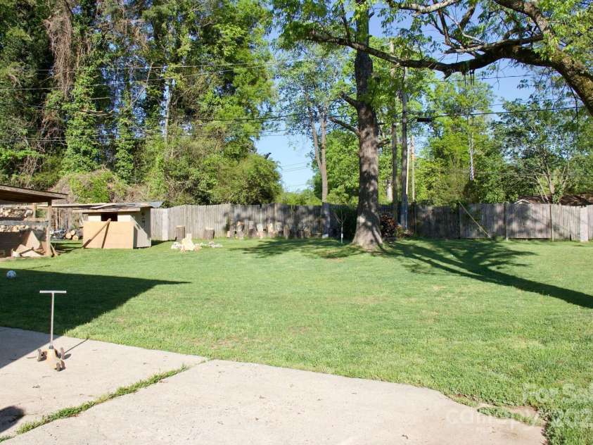 920 Squirrel Hill Road, Charlotte, NC 28213.  MLS# CAR4247452, YatesRealty ID 7742. 