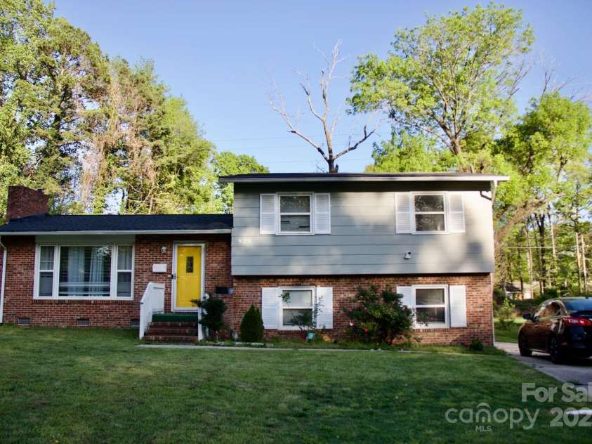 920 Squirrel Hill Road, Charlotte, NC 28213.  MLS# CAR4247452, YatesRealty ID 7742. 