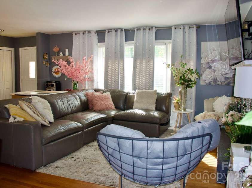 920 Squirrel Hill Road, Charlotte, NC 28213.  MLS# CAR4247452, YatesRealty ID 7742. 